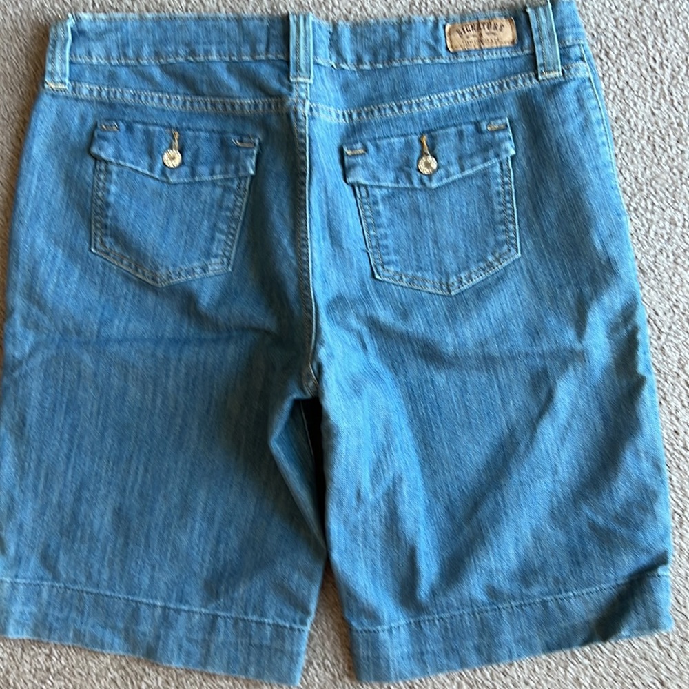 Womens plus size, Bermuda Jean shorts, size 16, Levi’s brand - Picture 3 of 3